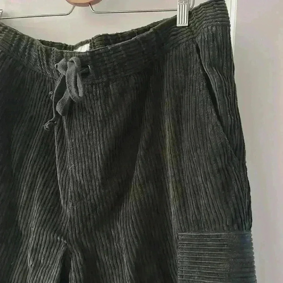 Jogger pants in olive color - Picture 2 of 5